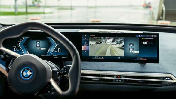 ฟังก์ชันเสริม Parking Assistant Plus ของ BMW ที่สามารถสั่งจองซื้อล่วงหน้าได้ ภาพโคลสอัพ Curved Display พร้อมฟังก์ชันเสริม Parking Assistant Plus ของ BMW ที่สามารถสั่งจองซื้อล่วงหน้าได้