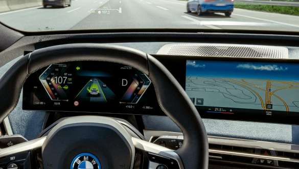 ฟังก์ชันเสริม Driving Assistant Professional ของ BMW ที่สามารถสั่งจองซื้อล่วงหน้าได้ ภาพ close up พวงมาลัยและ Curved Display พร้อมฟังก์ชันเสริม Driving Assistant Plus ของ BMW ที่สามารถสั่งจองซื้อล่วงหน้าได้