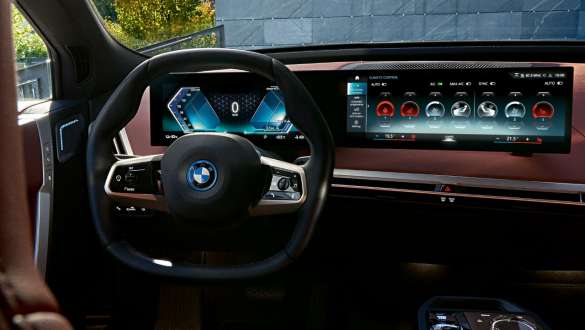 ฟังก์ชันเสริมระบบอุ่นพวงมาลัยของ BMW ที่สามารถสั่งจองซื้อล่วงหน้าได้ ภาพ close up พวงมาลัยและ Curved Display พร้อมฟังก์ชันเสริมระบบอุ่นพวงมาลัยของ BMW ภายในห้องโดยสารที่สามารถสั่งจองซื้อล่วงหน้าได้