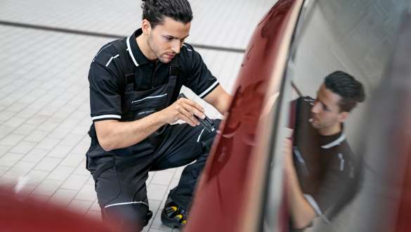 บริการด้านเบรกจาก BMW การตรวจเช็คสภาพและซ่อมบำรุงจาก BMW บริการด้านเบรกจาก BMW การตรวจเช็คสภาพและซ่อมบำรุงจาก BMW พนักงานกำลังตรวจสอบเบรกของรถยนต์ BMW