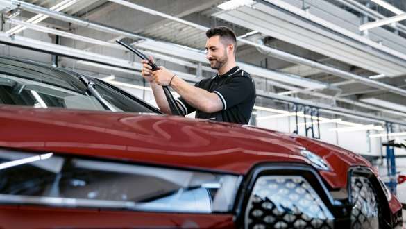 บริการซ่อมแซมกระจกหน้า BMW การตรวจเช็คสภาพและซ่อมบำรุงจาก BMW บริการซ่อมแซมกระจกหน้า BMW การตรวจเช็คสภาพและซ่อมบำรุงจาก BMW พนักงานกำลังตรวจสอบกระจกหน้าของรถยนต์ BMW