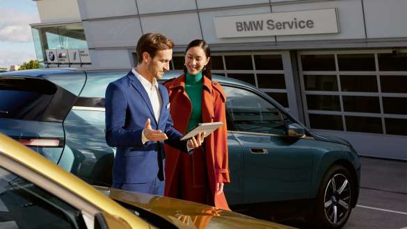 บริการจาก BMW บริการจาก BMW เจ้าหน้าที่ BMW ให้คำแนะนำแก่ลูกค้า